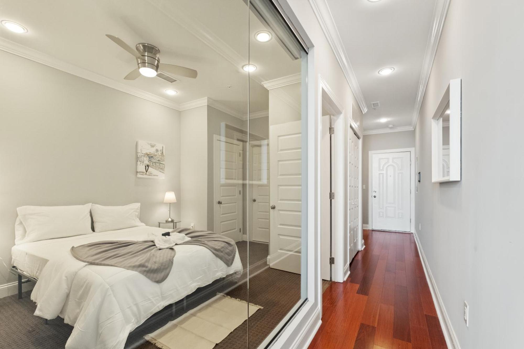 Prestigious 1br W Rooftop Pool Apartment *