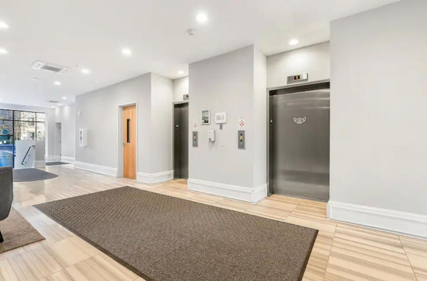 Prestigious 1br W Rooftop Pool Apartment