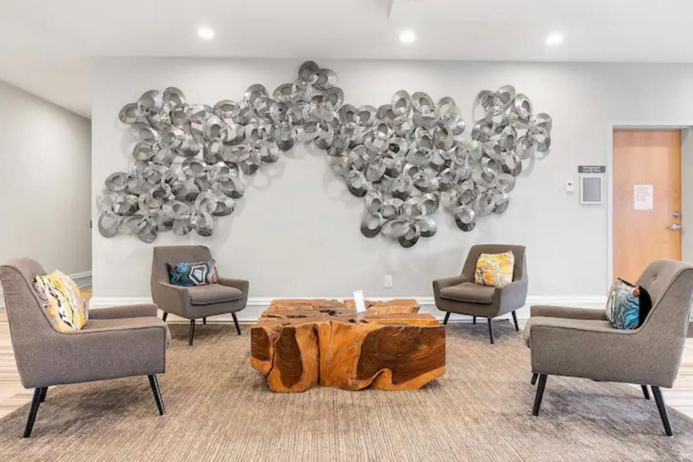 Prestigious 1br W Rooftop Pool Apartment *