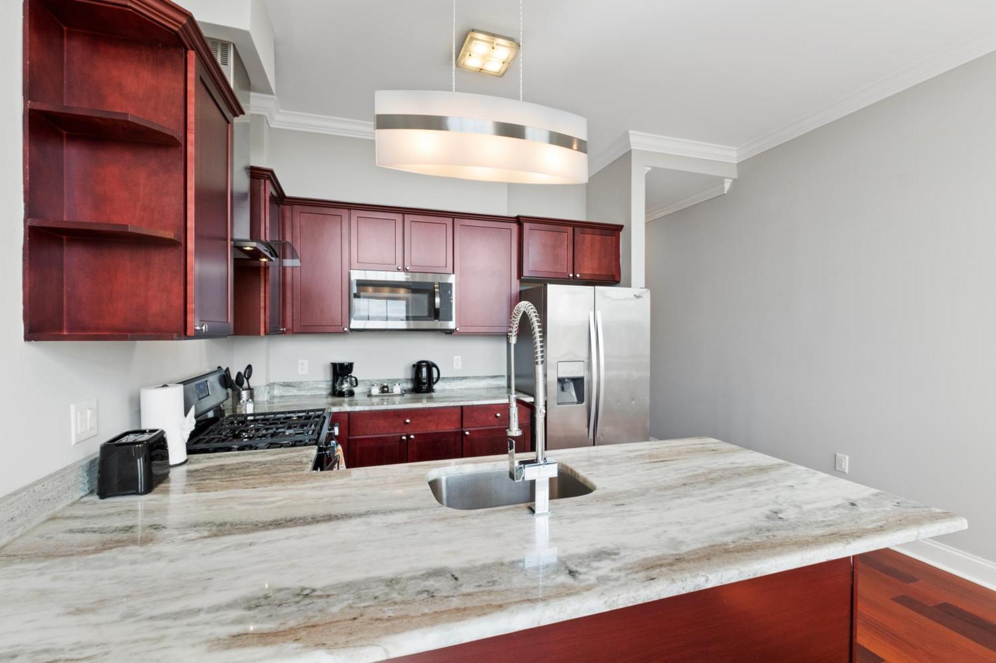 Prestigious 1br W Rooftop Pool Apartment