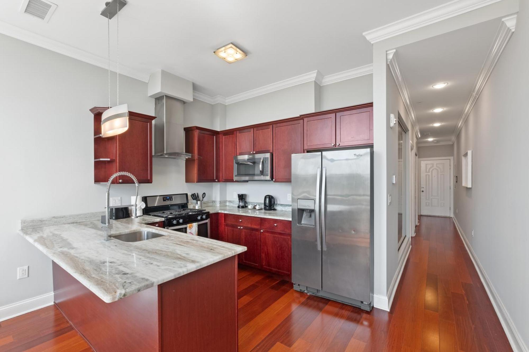 Prestigious 1br W Rooftop Pool Apartment